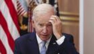 صداع سياسي لبايدن يوقظ شماتة الخصم