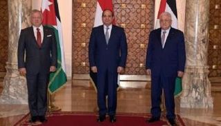 الرئيس المصري يتوسط نظيره الفلسطيني والعاهل الأردني