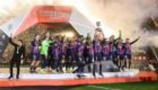 ضوء وسط الظلام.. كم ربح برشلونة بعد فوزه بكأس السوبر الإسباني؟