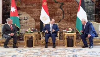 السيسي يتوسط الرئيس الفلسطيني والعاهل الأردني