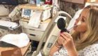 كل شيء عن مكياج الولادة.. التكلفة والفوائد والمخاطر الصحية (خاص)