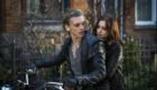 علاقات خطرة في سن المراهقة.. لماذا تنجذب الفتيات لـ"Bad Boys"؟ (خاص)