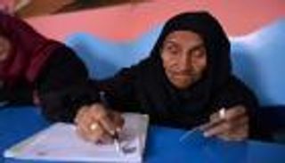 الحاجة زبيدة.. مصرية عمرها 87 سنة تجتاز اختبار محو الأمية (خاص)