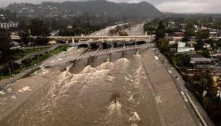 ارتفاع عدد قتلى عواصف كاليفورنيا إلى 20