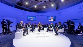 الدكتور أحمد بالهول الفلاسي خلال جلسة بمنتدى دافوس