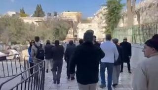 جانب من مغادرة السفير الأردني باحة المسجد الأقصى