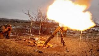 أوكرانيون يطلقون قذيفة هاون باتجاه مواقع روسية - رويترز