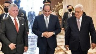 السيسي يتوسط الرئيس الفلسطيني والعاهل الأردني