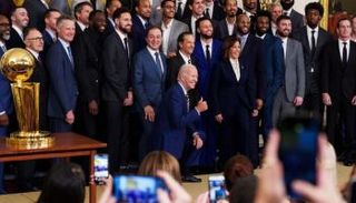 بايدن وهو جاثيا على ركبته