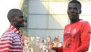 سمك وبيض ودجاج.. أغرب 5 جوائز في ملاعب كرة القدم (صور)