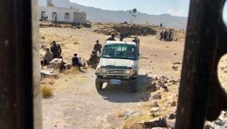 دوريات حوثية تقوم بنهب الأرضي في إب وصنعاء