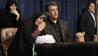 فاطمة وشقيقها مهدي أمام نعش والدهما أكبر هاشمي رفسنجاني