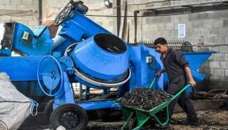 رواد أعمال في مصر يحولون نفايات البلاستيك إلى طوب - أ ف ب