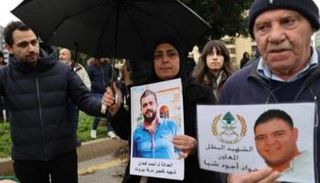 محتجون متجمعون خارج المديرية العامة لأمن الدولة في بيروت
