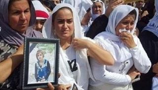 إيزيديات خلال تشييع ضحايا داعش في سنجار العراقية