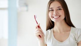 الفرشاة الكهربائية تعد الخيار الأنسب للأطفال