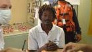 يتوه في البحر 24 يوماً.. لم يأكل سوى الكاتشاب (فيديو)