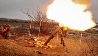 جندي أوكراني يطلق قذيفة هاون باتجاه مواقع روسية - رويترز