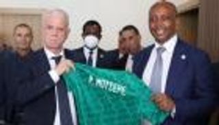 رئيس الكاف يتعرض لصدمة في الجزائر.. ما التفاصيل؟