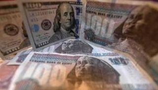 تباين تعاملات الدولار الأمريكي في البنوك المصرية