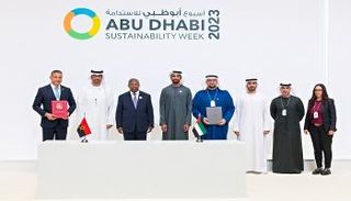 جانب من توقيع الاتفاقيات
