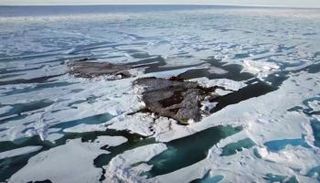 ذوبان الجليد في جزيرة في غرينلاند 