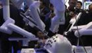 لأول مرة.. روبوت صيني يُجري جراحة معقدة لطفل