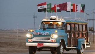 عراقي يحتفي بسيارته باستضافة بلاده لبطولة خليجي 25