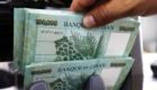 هبوط قياسي جديد لعملة لبنان.. ومحققون يستجوبون "حاكم المصرف"