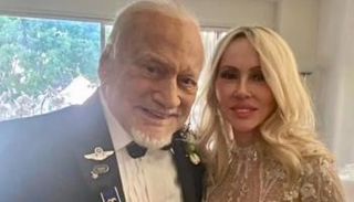 رائد الفضاء الأمريكي الشهير باز ألدرين وزوجته