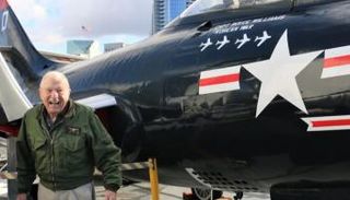 ويليامز أمام نسخة مطابقة للطائرة التي أسقط بها الميغ السوفيتية