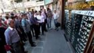 "الحرس الثوري" يحطم آمال الريال الإيراني.. وصمة الإرهاب تجر العملة للقاع