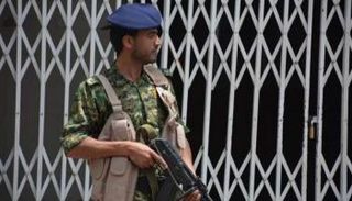 عسكري حوثي يحرس إحدى الزنازين - أرشيفية