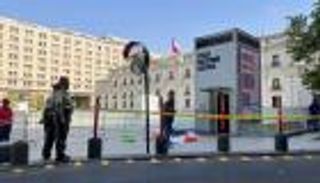 الأسد زيوس جثة أمام قصر الرئاسة في تشيلي.. هل وصلت الرسالة؟