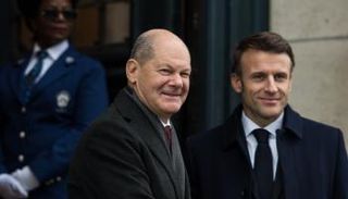 شولتز وماكرون خلال اللقاء في باريس