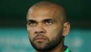 داني ألفيس والسجن.. أسطورة برشلونة مهدد بعقوبة صادمة