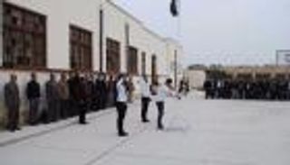 مدير مدرسة عراقية يحمل "السلاح" في طابور الصباح.. وتحرك رسمي ضده