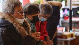 صينيون يحتفلون ببداية العام القمري الجديد