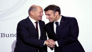 جانب من لقاء ماكرون وشولتز