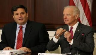 كبير موظفي البيت الأبيض رون كلاين وإلى جانبه الرئيس الأمريكي حو بايدن