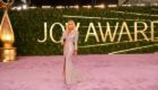 مايا دياب في Joy Awards.. إطلالة براقة و"حضن مخيف" (صور)