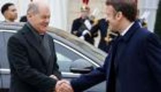 ماكرون وشولتز.. جمعهما دعم أوكرانيا وفرقهما "الدفاع المشترك"