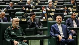 وزير الخارجية الإيراني وقائد الحرس الثوري بجلسة البرلمان