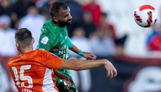 من مباراة شباب الأهلي وعجمان في الدوري الإماراتي