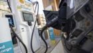 مبيعات السيارات الكهربائية تخفف زحام محطات الوقود في هذا البلد