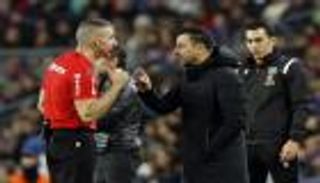 تشافي يعتذر رغم صدارة برشلونة.. والسبب صديق قديم