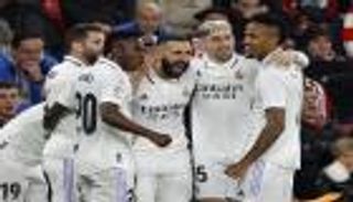 ريال مدريد لا يستسلم.. بنزيما التاريخي يضيق الخناق على برشلونة