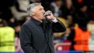 "علكة" أنشيلوتي تخطف الأنظار.. ومشجع مغربي بطل الفيديو المثير