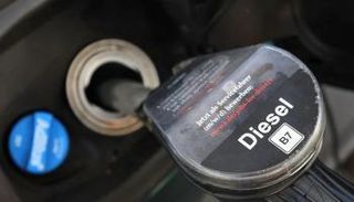 فوهة وقود الديزل أثناء إعادة تزويد سيارة بالوقود في ألمانيا - رويترز