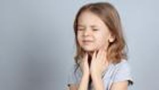 آلام الحلق لدى الأطفال.. احذر تغيّر لون اللسان 